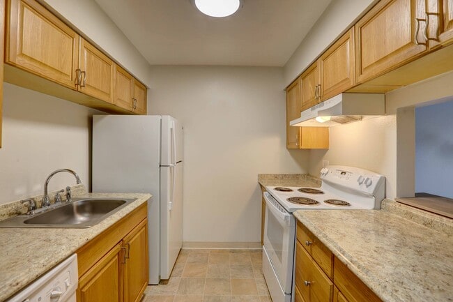 Building Photo - Monaco Parkway Apartments
