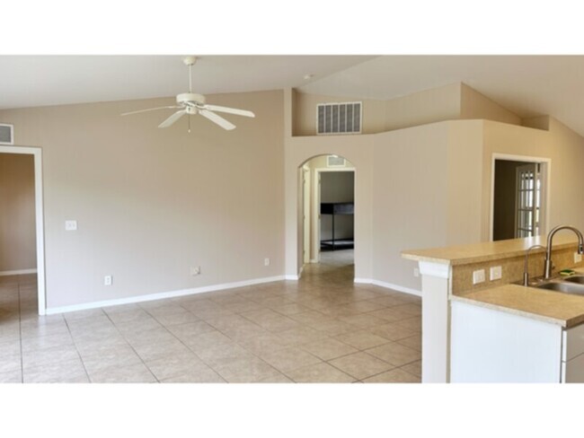 Building Photo - 3 Bedroom Home in NW Cape Coral- Holiday S...