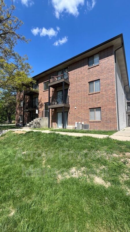 Building Photo - 3405 Holdrege St Unit 201