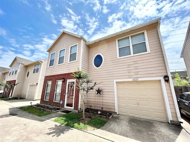 Photo - 2225 Naomi St
