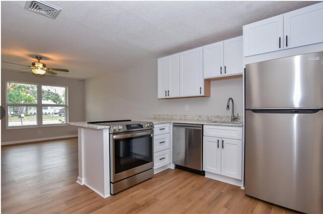 Photo - 423 SE Parkway Dr