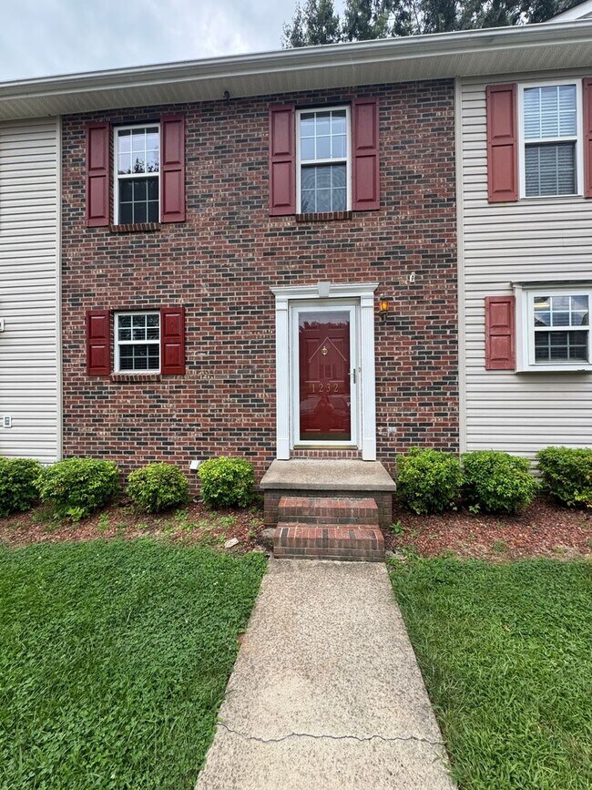 1232 Camelot Ct