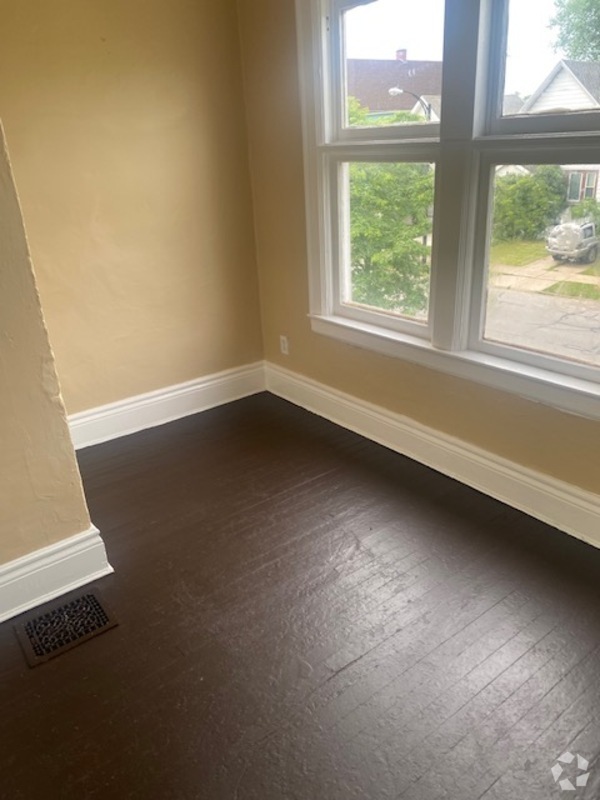 Building Photo - 1023 E Lovejoy St Unit #2 Rental