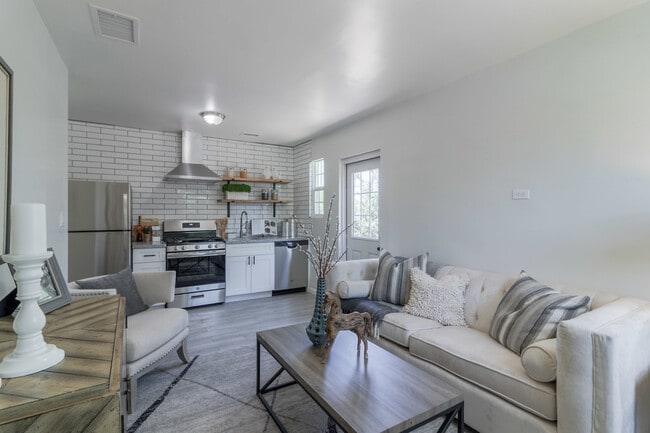 Photo - 1649 E Oak St