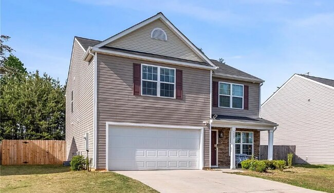 Photo - 4 Bedroom 3 Bath Pet Friendly Rental!