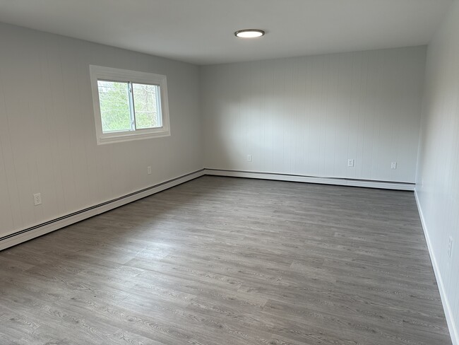 Large Living Room - 52 Arcadia Rd Apartments