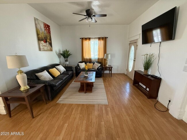 Photo - 851 E 9th St