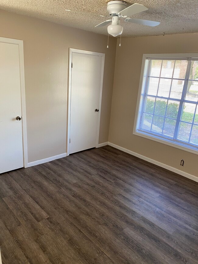 Dormitorio con 2 armarios - 401 Willett Place Blvd Unidad 401
