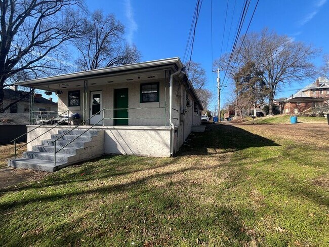 Photo - 835 Clark St