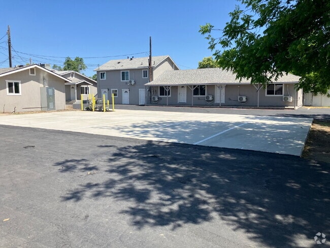 Building Photo - Fully Renovated 2-Bedroom! Unit 8 Rental