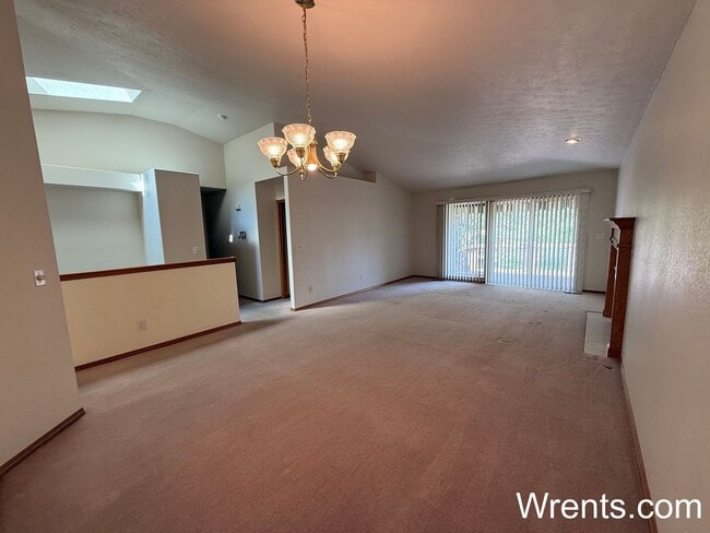 Building Photo - Over 3200sqft - Charming 3 bed / 3 bath Ho... Rental
