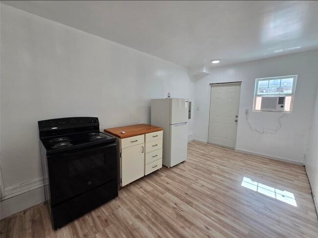 Building Photo - 3125 Illinois St Unit C