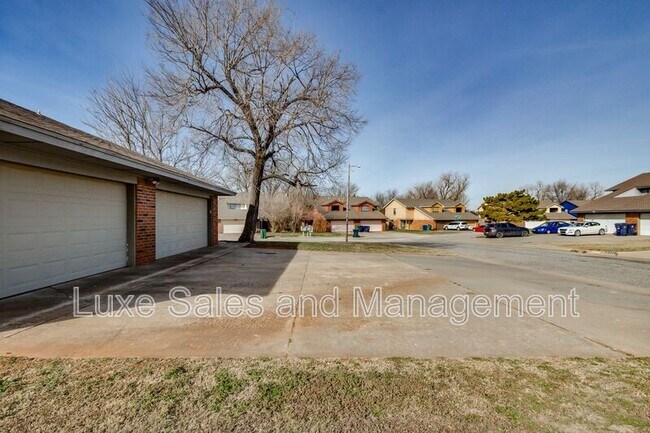 Photo - 6004 Paramount Dr