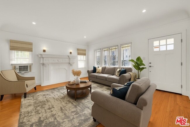 Photo - 858 1/2 S Gramercy Pl