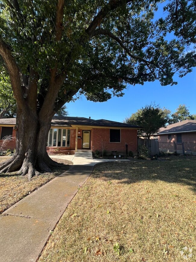 Building Photo - Charming 2-Bed, 2-Bath Home in Dallas!