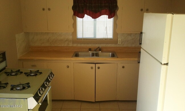 Photo - 114 E Blacklidge Dr