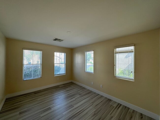 Photo - FALCON POINTE