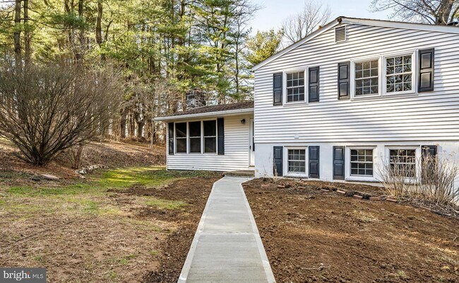 Photo - 1816 VALLEY Rd House