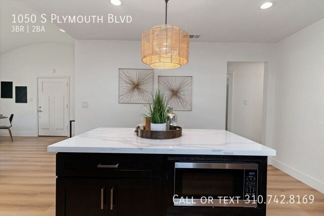 1050 S Plymouth Blvd