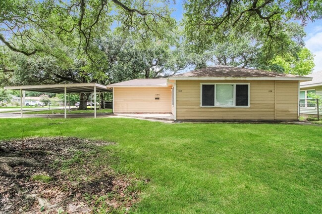 Photo - 1108 W Camp Cir