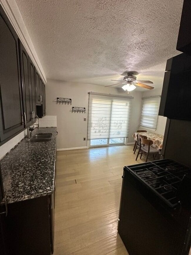 Photo - 972 Cardwell St