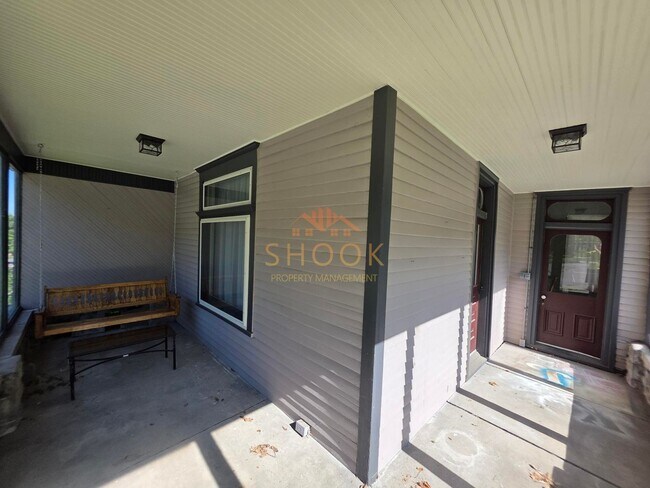 Photo - LARGE 4 BR HOME CLOSE TO DOWNTOWN W/ LOTS OF AMENITIES