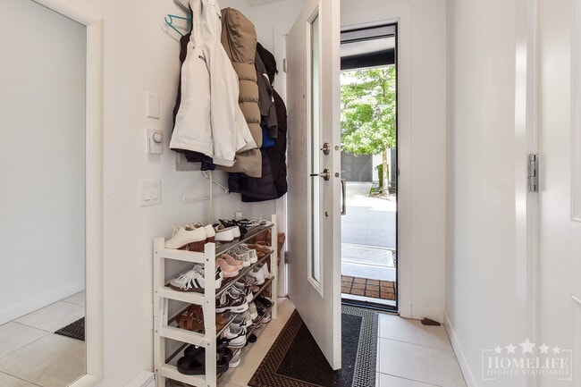 Bright & Spacious Townhome with Rare Large Yard in South Surrey