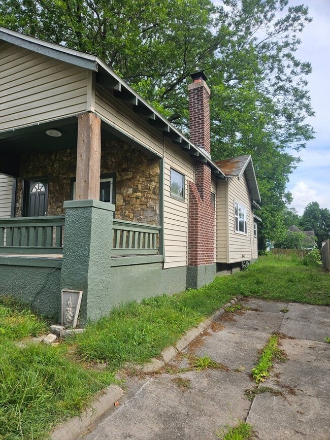 Building Photo - Charm, location and a great price ! Do not pass this up