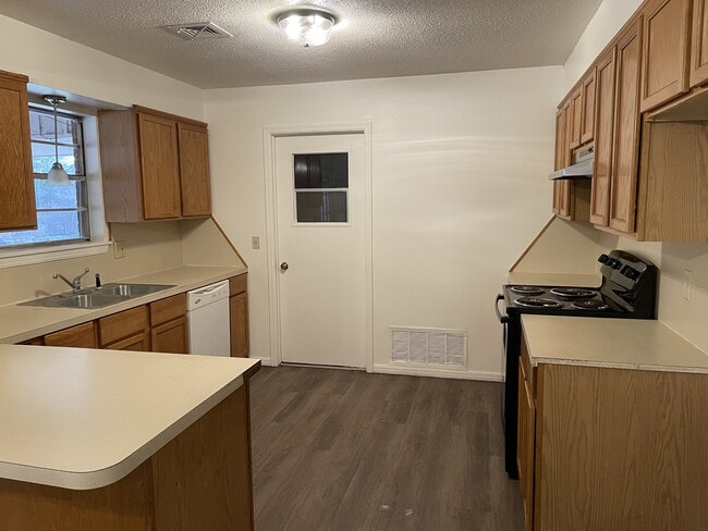 Photo - 932 W Lovers Ln