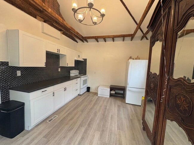 Building Photo - Main Floor 2 bedroom with Parking Unit 1