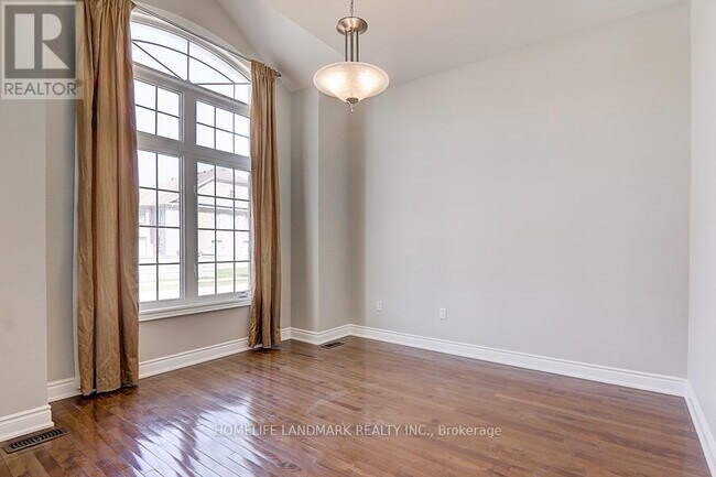 Photo - 146 Lady Fenyrose Ave