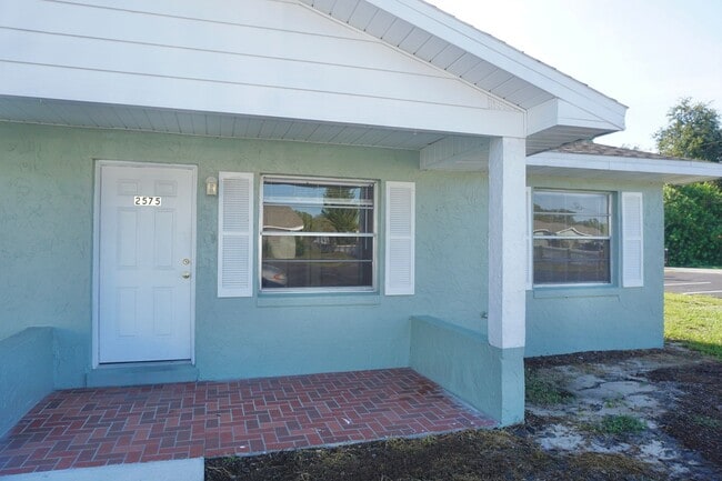 Building Photo - 2571-2575 Elm Ave Unit 2575