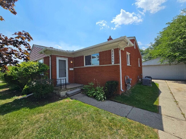 Building Photo - 2 Bedroom, 2 Bath Duplex, Huge Basement with 2-Car Garage – St. Clair Shores