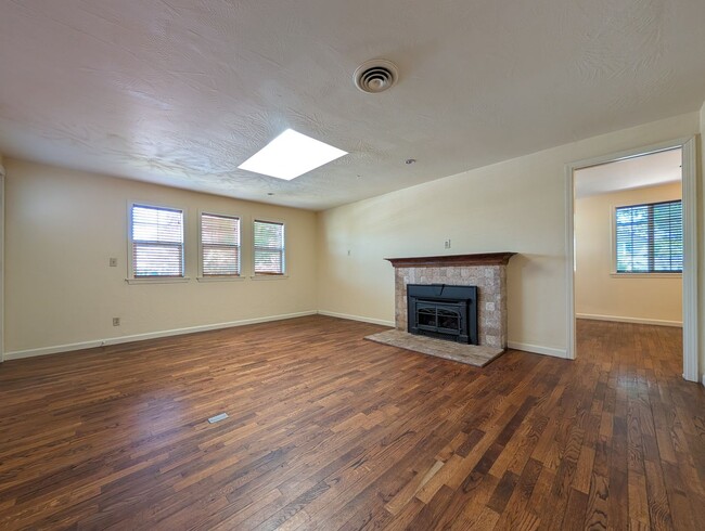 Photo - 890 E 29th Ave