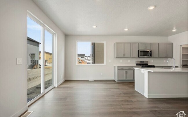Photo - 565 E Lintel Rd