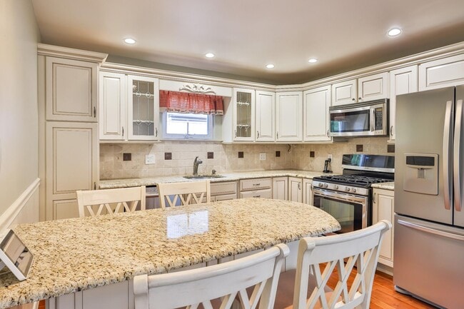 Photo - 9898 Wistaria St