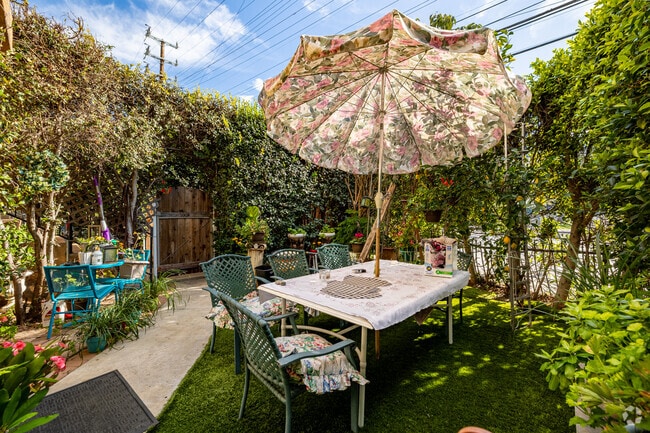 Recreational Area - 14655 Vanowen St