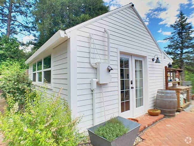Building Photo - Immaculate studio cottage in the heart of ... Rental