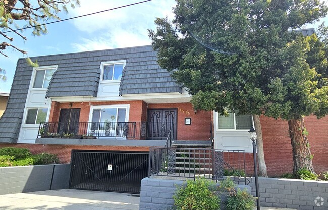 Building Photo - Spectacular 3 Bdr, 3 Bath Tri-Level Townho... Rental