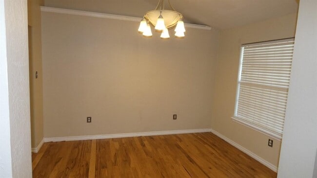 Photo - 17 NW Millcreek Rd