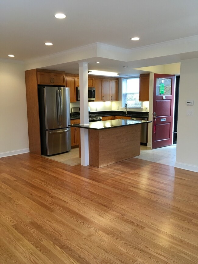 Building Photo - 491 Vfw Pky Unit 1