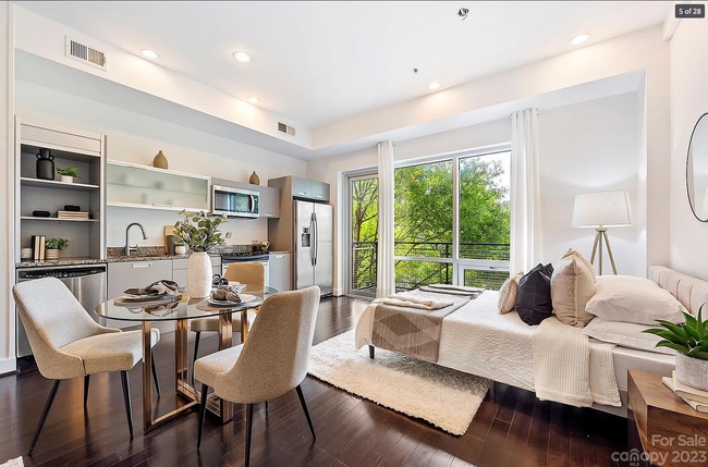 1133 Metropolitan Ave Unit 203