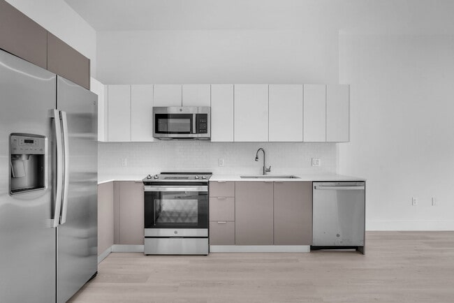 Model B Kitchen - Hallandale City Center Rental