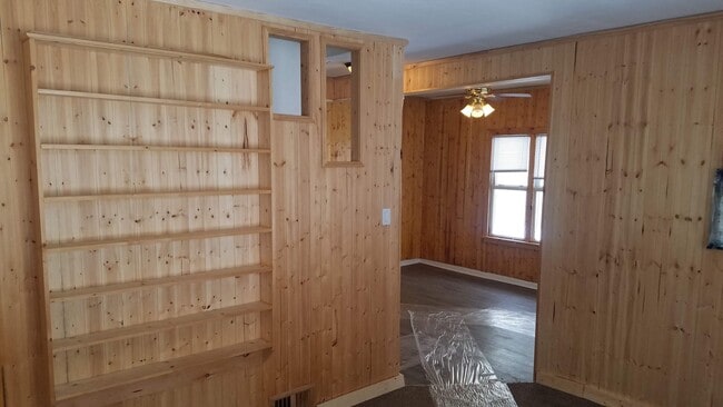 Building Photo - Morgan Park townhouse, yard, end unit, qui...