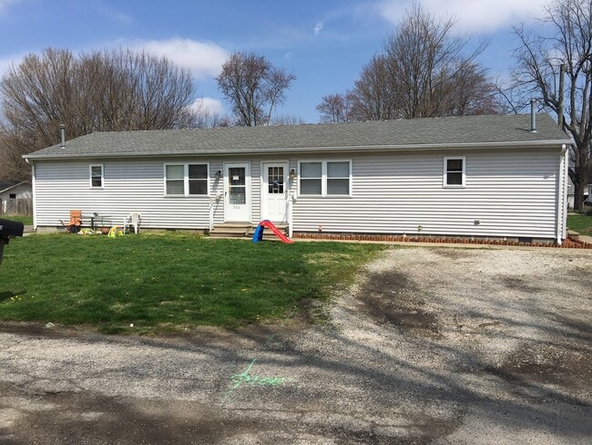 Building Photo - Remodeled 2 Bedroom Duplex