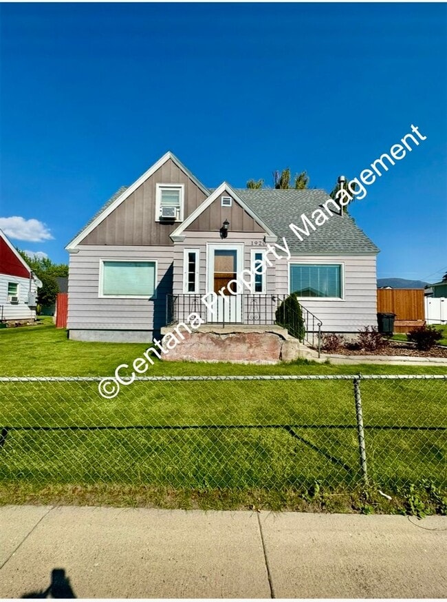 Building Photo - 3 bedroom 2 bathroom house on the flats