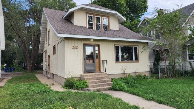 Building Photo - 210 9th Ave S