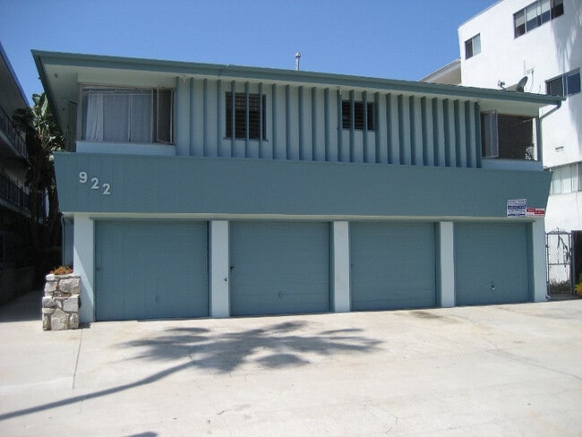 Photo - 922 6th St - North of Wilshire Blvd and 6 blocks to the beach!