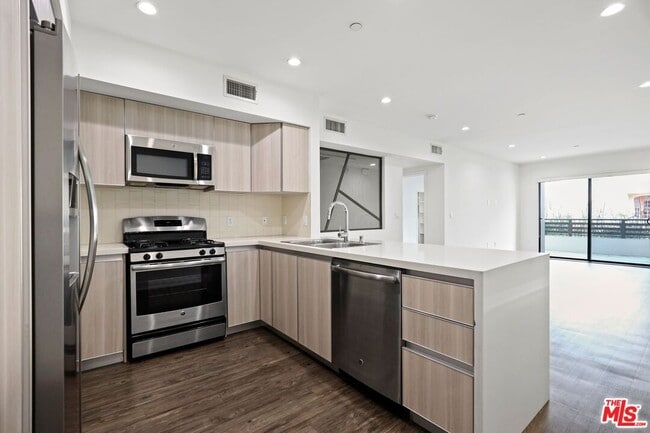 Photo - 409 Hayworth Ave Unidad 201