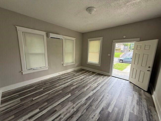 Photo - 1057 College St